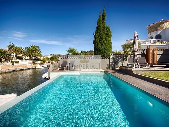 4 soveværelse Byhus til salg i Empuriabrava, Castelló d'Empúries med swimmingpool garage - € 1.150.000 (Ref: 9111636)