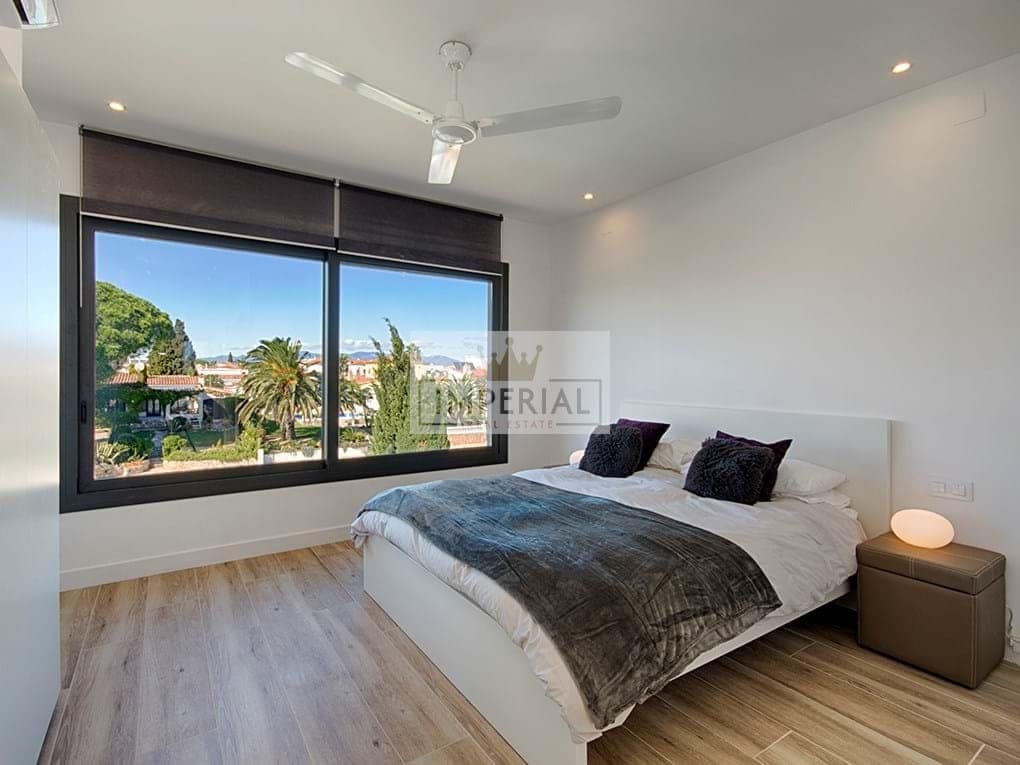 4 bedroom Townhouse for sale in Empuriabrava with pool garage - € 1,150,000 (Ref: 9111636)