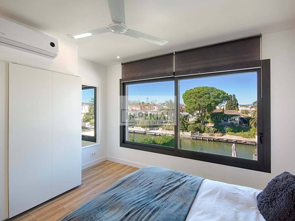 4 bedroom Townhouse for sale in Empuriabrava with pool garage - € 1,150,000 (Ref: 9111636)