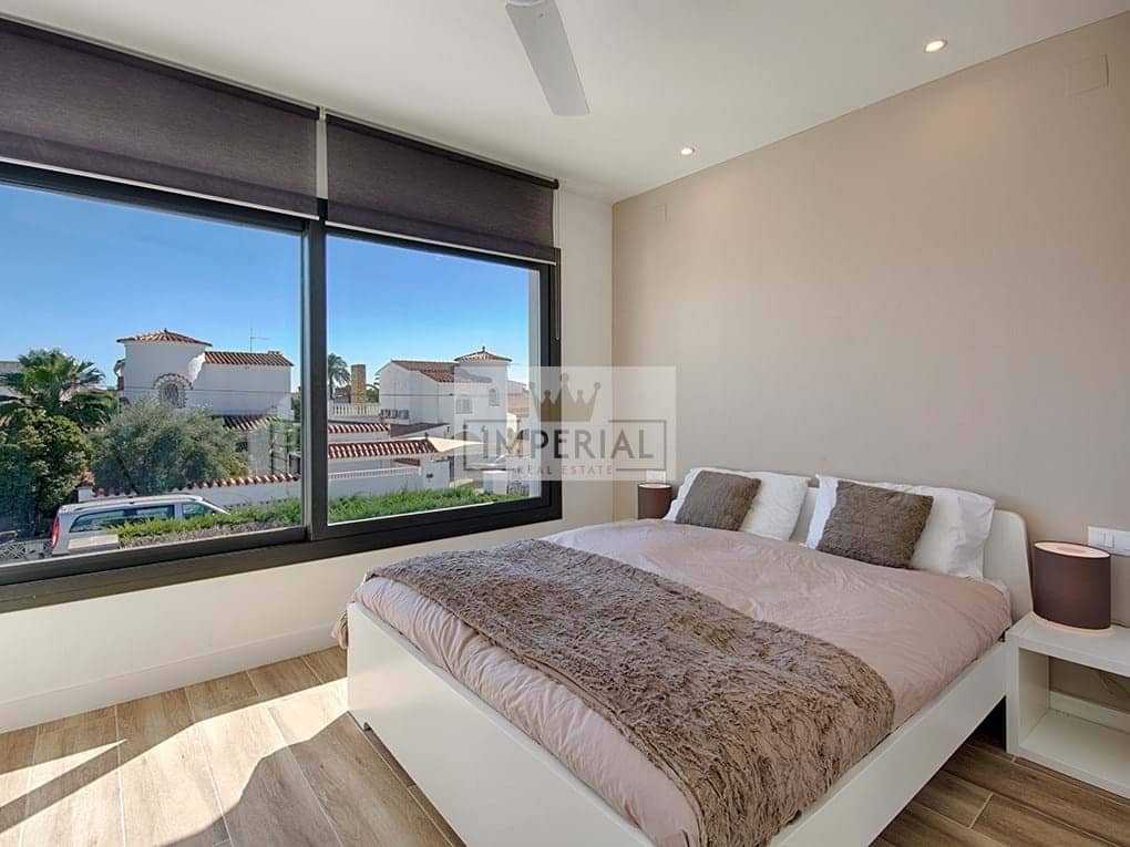 4 bedroom Townhouse for sale in Empuriabrava with pool garage - € 1,150,000 (Ref: 9111636)