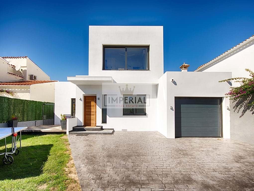 4 bedroom Townhouse for sale in Empuriabrava with pool garage - € 1,150,000 (Ref: 9111636)