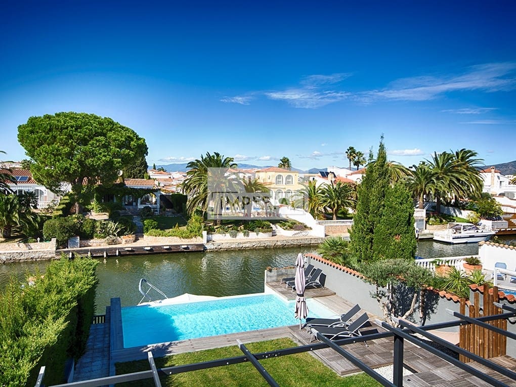 4 bedroom Townhouse for sale in Empuriabrava with pool garage - € 1,150,000 (Ref: 9111636)