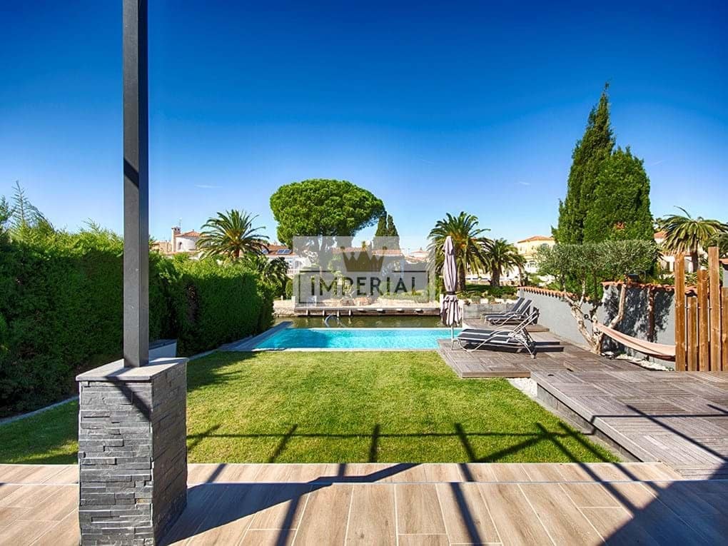 4 bedroom Townhouse for sale in Empuriabrava with pool garage - € 1,150,000 (Ref: 9111636)