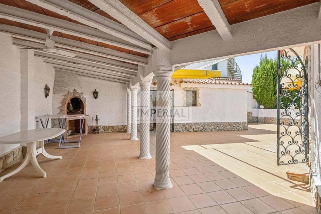 6 bedroom Townhouse for sale in Empuriabrava with pool garage - € 1,250,000 (Ref: 9111641)
