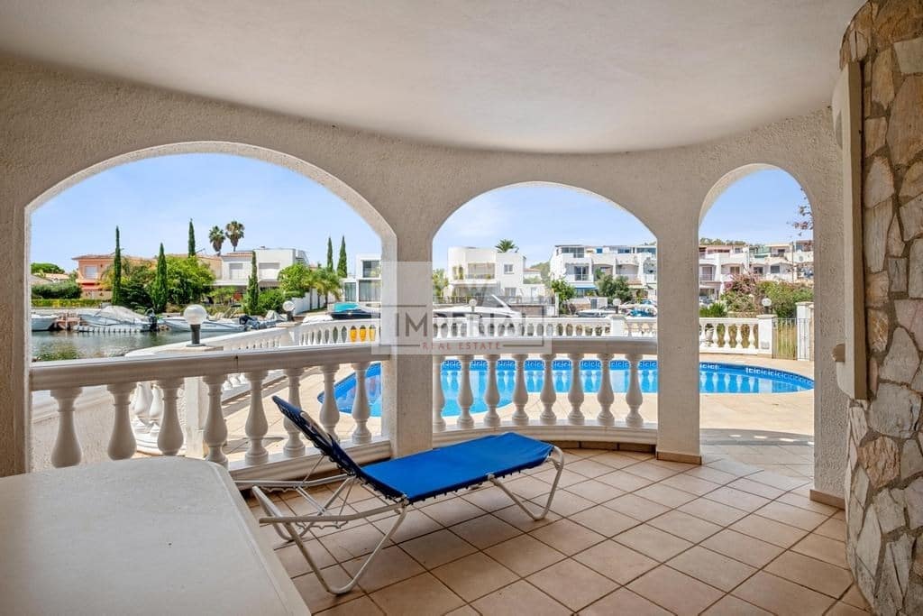 6 bedroom Townhouse for sale in Empuriabrava with pool garage - € 1,250,000 (Ref: 9111641)