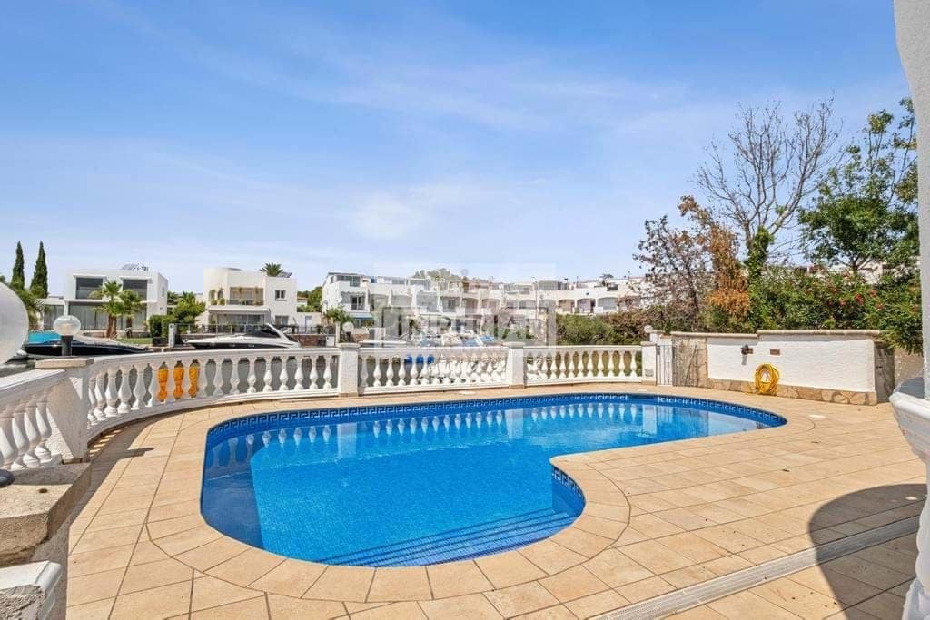 6 bedroom Townhouse for sale in Empuriabrava with pool garage - € 1,250,000 (Ref: 9111641)