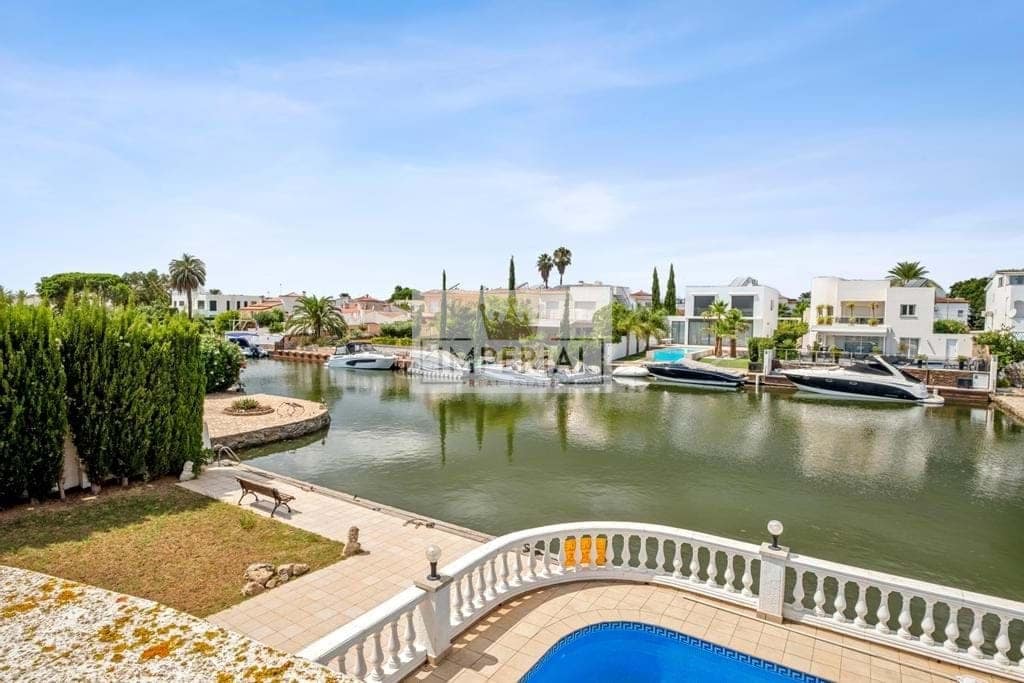 6 bedroom Townhouse for sale in Empuriabrava with pool garage - € 1,250,000 (Ref: 9111641)