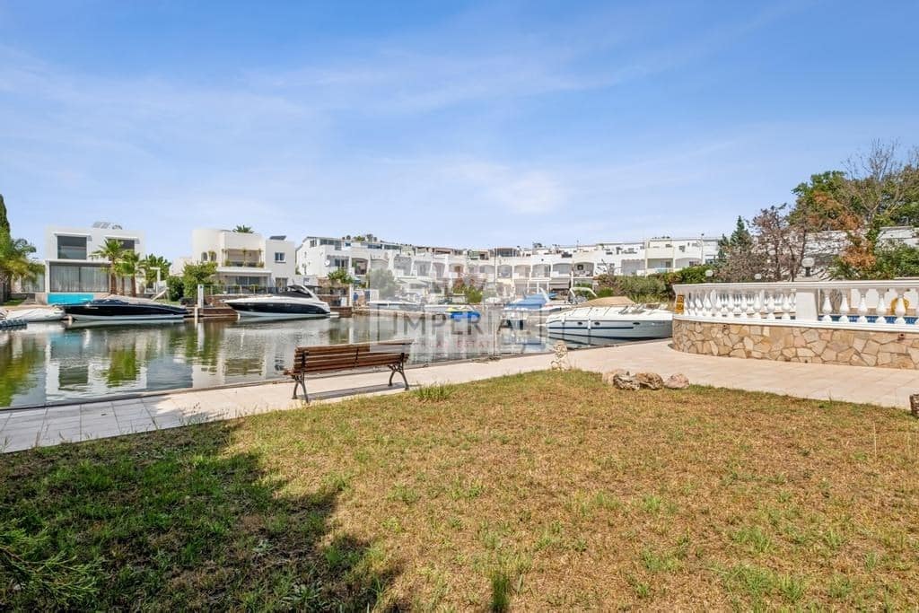 6 bedroom Townhouse for sale in Empuriabrava with pool garage - € 1,250,000 (Ref: 9111641)