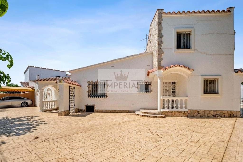 6 bedroom Townhouse for sale in Empuriabrava with pool garage - € 1,250,000 (Ref: 9111641)