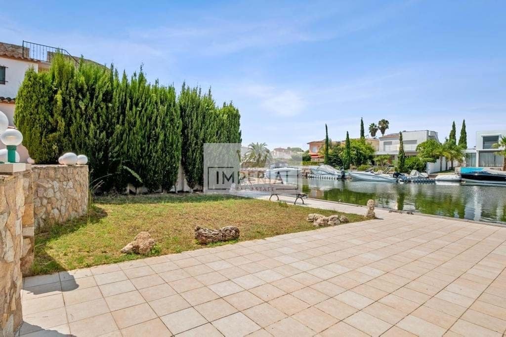 6 bedroom Townhouse for sale in Empuriabrava with pool garage - € 1,250,000 (Ref: 9111641)