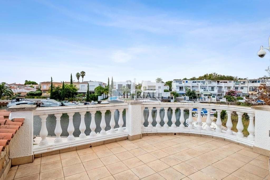 6 bedroom Townhouse for sale in Empuriabrava with pool garage - € 1,250,000 (Ref: 9111641)