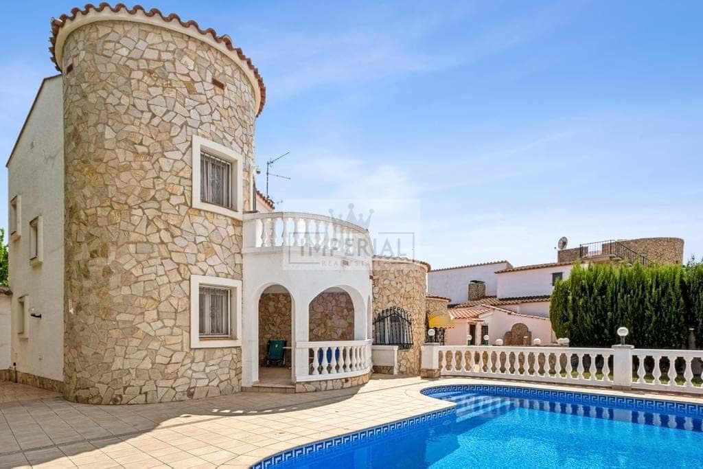 6 bedroom Townhouse for sale in Empuriabrava with pool garage - € 1,250,000 (Ref: 9111641)