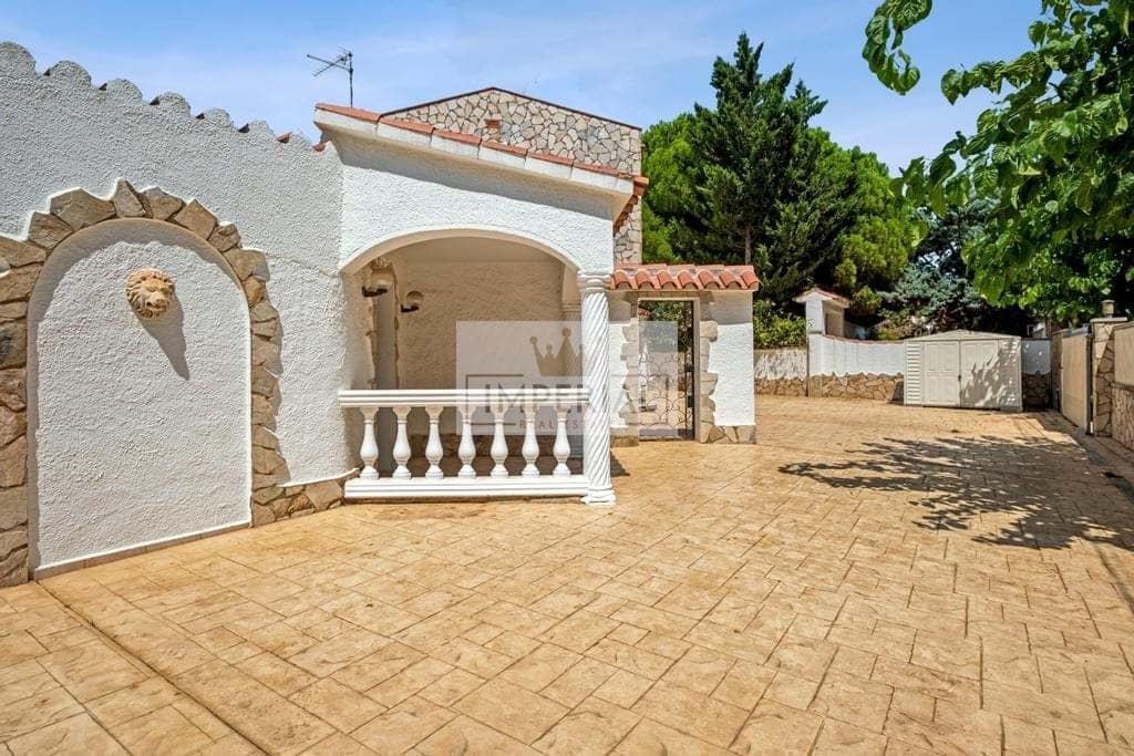 6 bedroom Townhouse for sale in Empuriabrava with pool garage - € 1,250,000 (Ref: 9111641)