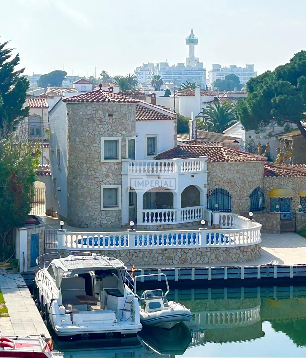 6 bedroom Townhouse for sale in Empuriabrava with pool garage - € 1,250,000 (Ref: 9111641)