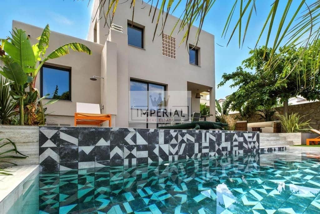 4 bedroom Townhouse for sale in Empuriabrava with pool garage - € 1,390,000 (Ref: 9153168)