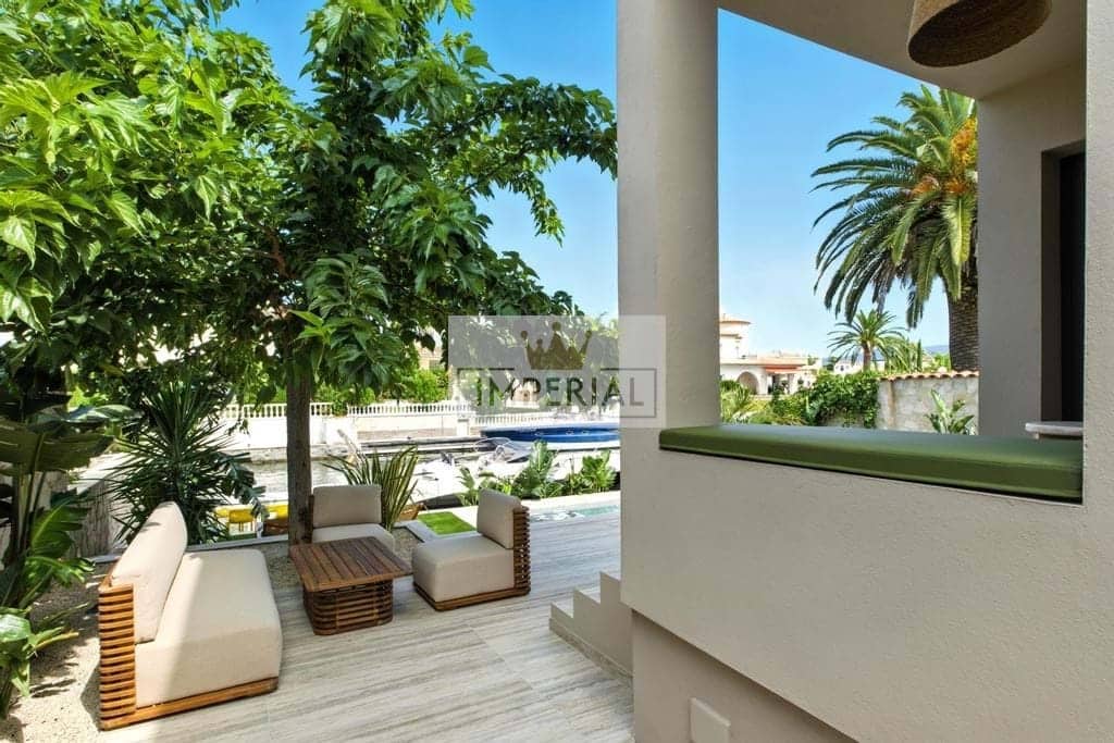 4 bedroom Townhouse for sale in Empuriabrava with pool garage - € 1,390,000 (Ref: 9153168)