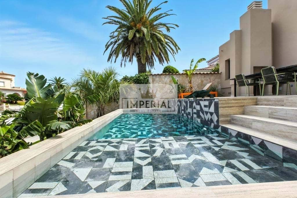 4 bedroom Townhouse for sale in Empuriabrava with pool garage - € 1,390,000 (Ref: 9153168)