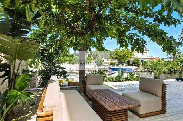 Casa de 4 habitaciones en Empuriabrava, Castelló d'Empúries en venta con piscina garaje - 1.390.000 € (Ref: 9153168)