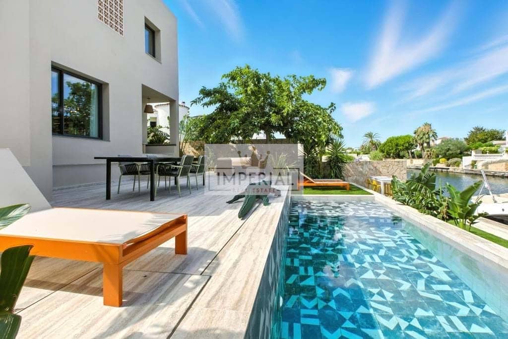 4 bedroom Townhouse for sale in Empuriabrava with pool garage - € 1,390,000 (Ref: 9153168)
