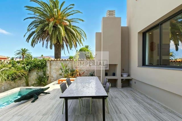 Casa de 4 habitaciones en Empuriabrava, Castelló d'Empúries en venta con piscina garaje - 1.390.000 € (Ref: 9153168)