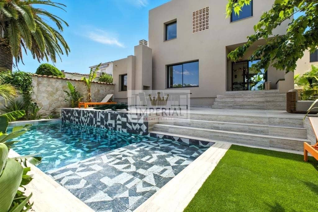 4 bedroom Townhouse for sale in Empuriabrava with pool garage - € 1,390,000 (Ref: 9153168)