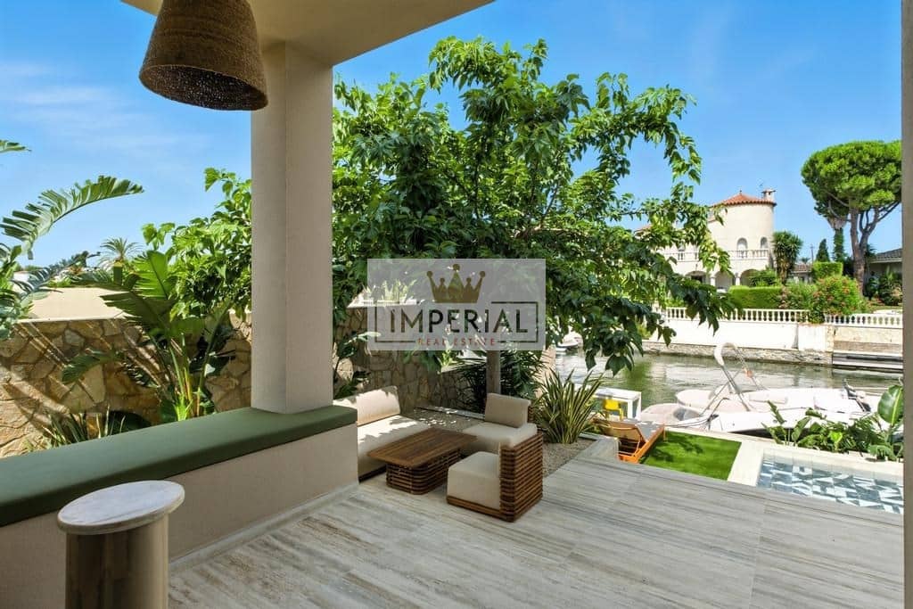 4 bedroom Townhouse for sale in Empuriabrava with pool garage - € 1,390,000 (Ref: 9153168)