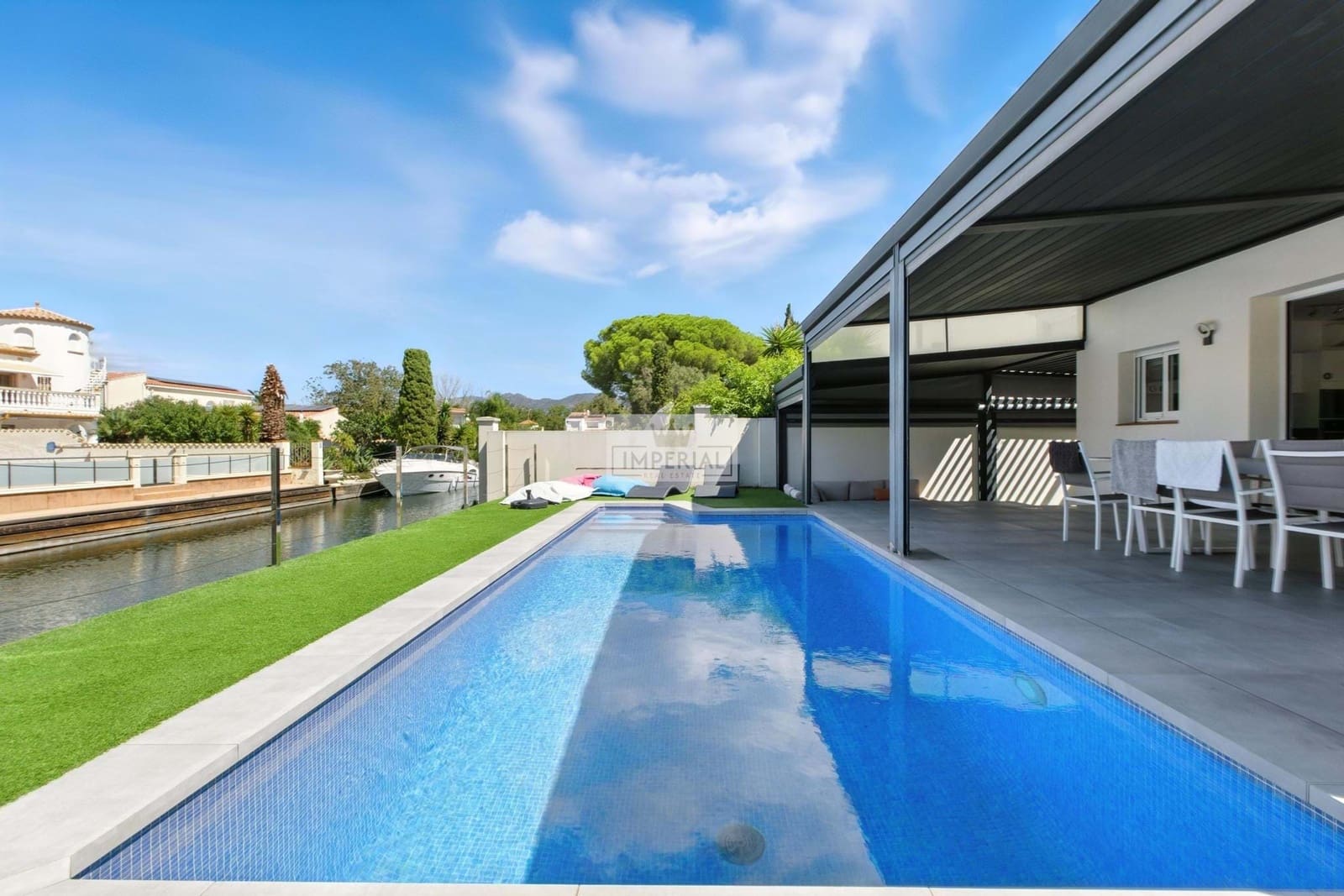4 bedroom Townhouse for sale in Empuriabrava with pool garage - € 1,000,000 (Ref: 9203267)