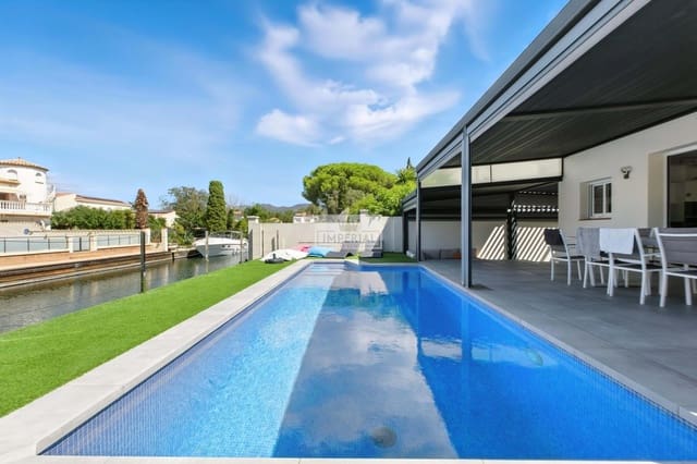 Casa de 4 habitaciones en Empuriabrava, Castelló d'Empúries en venta con piscina garaje - 1.000.000 € (Ref: 9203267)