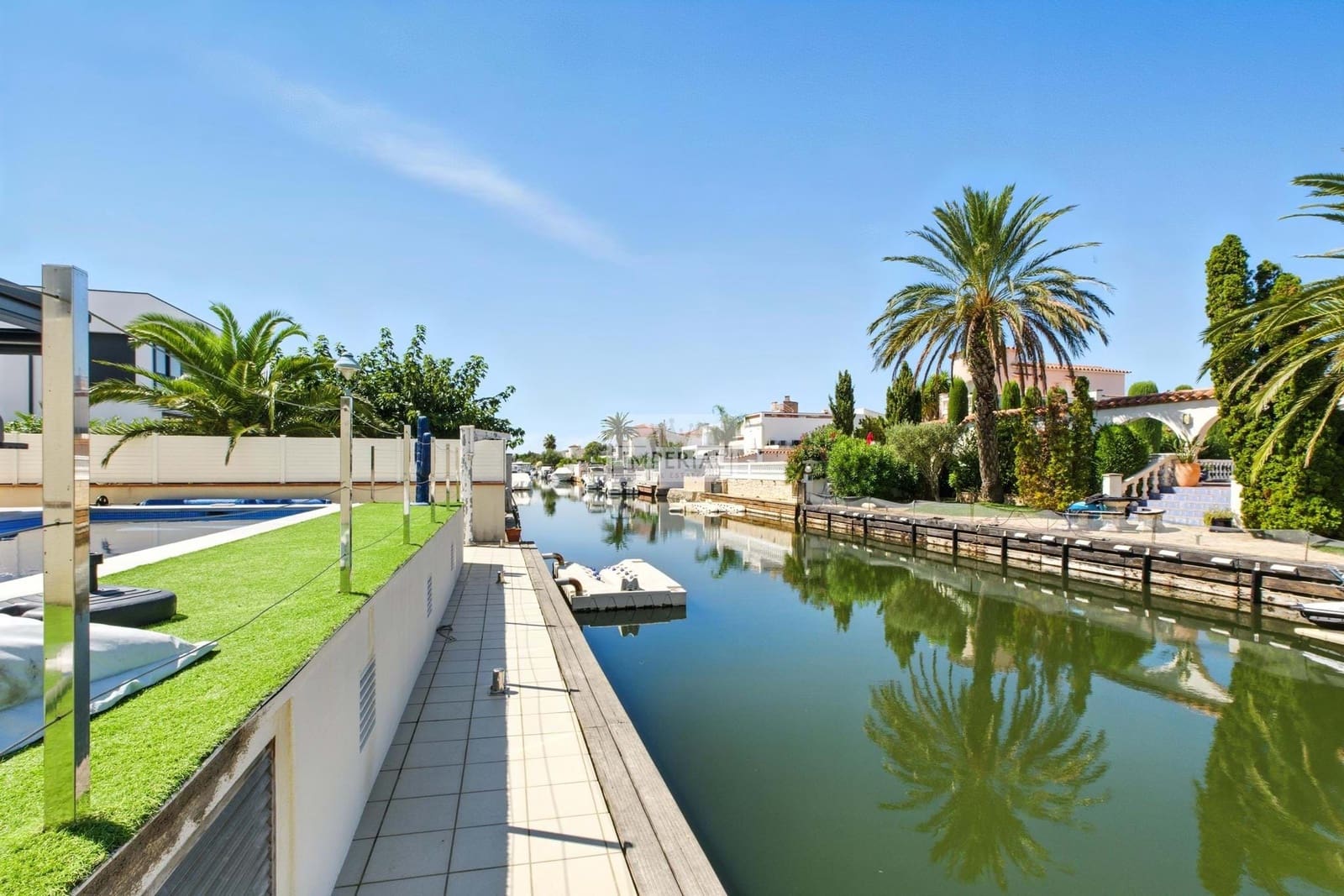 4 bedroom Townhouse for sale in Empuriabrava with pool garage - € 1,000,000 (Ref: 9203267)