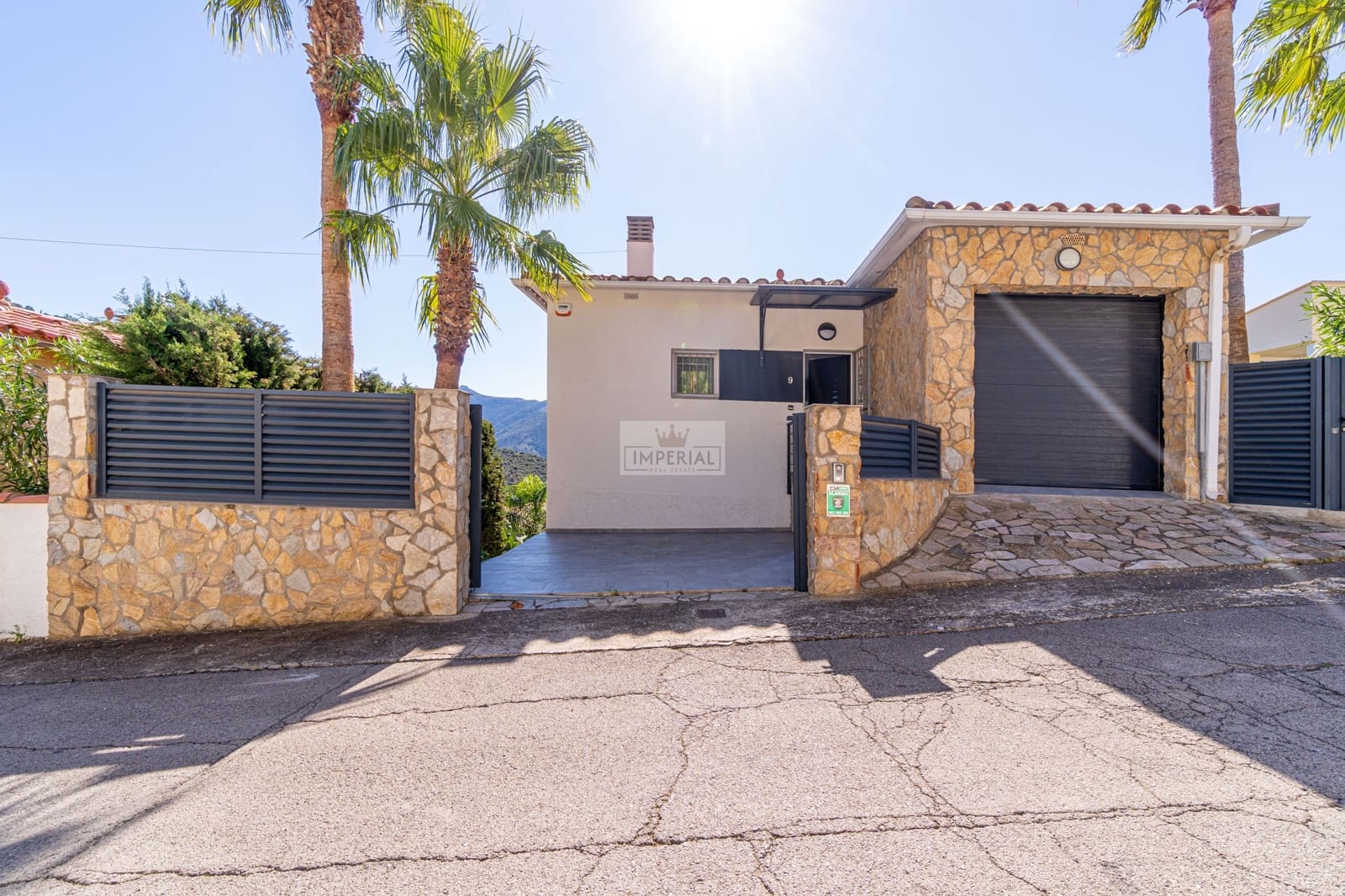 Casa de 3 habitaciones en Roses en venta con piscina garaje - 590.000 € (Ref: 9877457)