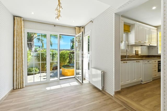 4 soveværelse Byhus til salg i Empuriabrava, Castelló d'Empúries med swimmingpool garage - € 995.000 (Ref: 9877458)