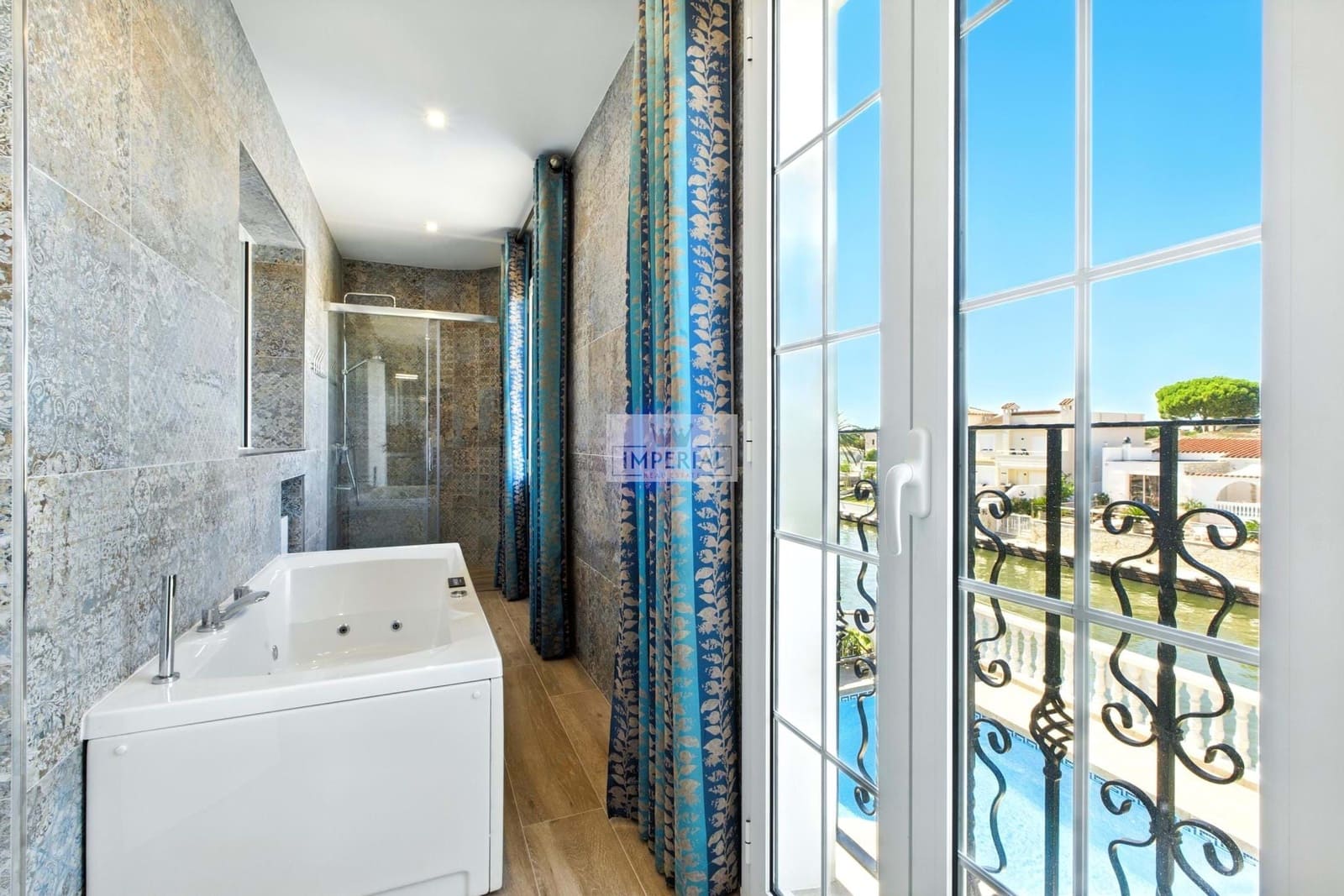 4 bedroom Townhouse for sale in Empuriabrava with pool garage - € 995,000 (Ref: 9877458)
