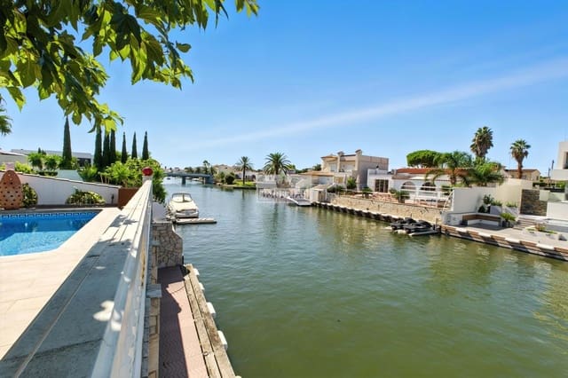 4 soveværelse Byhus til salg i Empuriabrava, Castelló d'Empúries med swimmingpool garage - € 995.000 (Ref: 9877458)