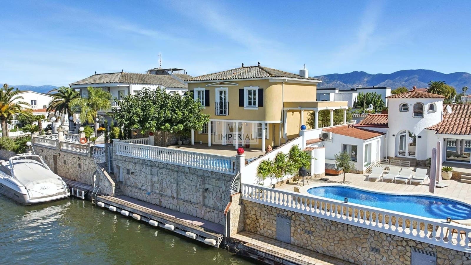 4 bedroom Townhouse for sale in Empuriabrava with pool garage - € 995,000 (Ref: 9877458)