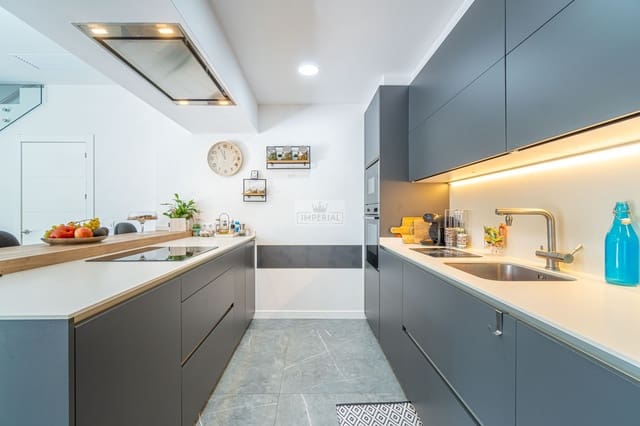 Casa de 3 habitaciones en Empuriabrava, Castelló d'Empúries en venta con piscina garaje - 698.000 € (Ref: 9877459)
