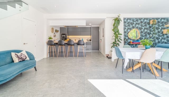 Casa de 3 habitaciones en Empuriabrava, Castelló d'Empúries en venta con piscina garaje - 698.000 € (Ref: 9877459)