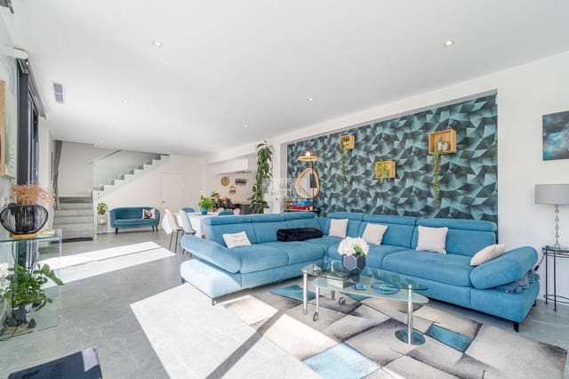 Casa de 3 habitaciones en Empuriabrava, Castelló d'Empúries en venta con piscina garaje - 698.000 € (Ref: 9877459)