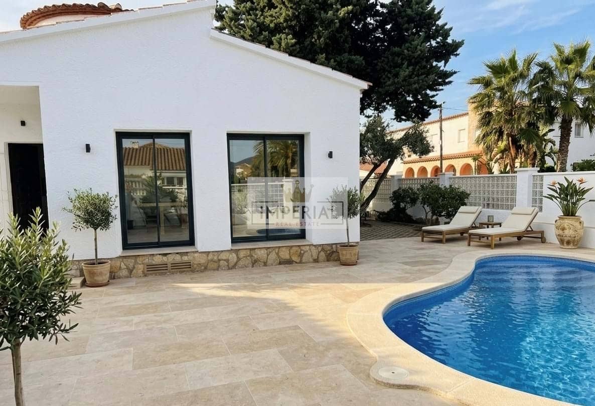 3 soverom Hus til salgs i Empuriabrava med svømmebasseng garasje - € 630 000 (Ref: 9877461)