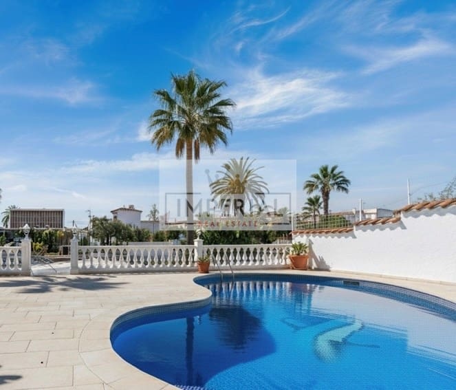 3 bedroom Townhouse for sale in Empuriabrava with pool garage - € 895,000 (Ref: 9877462)