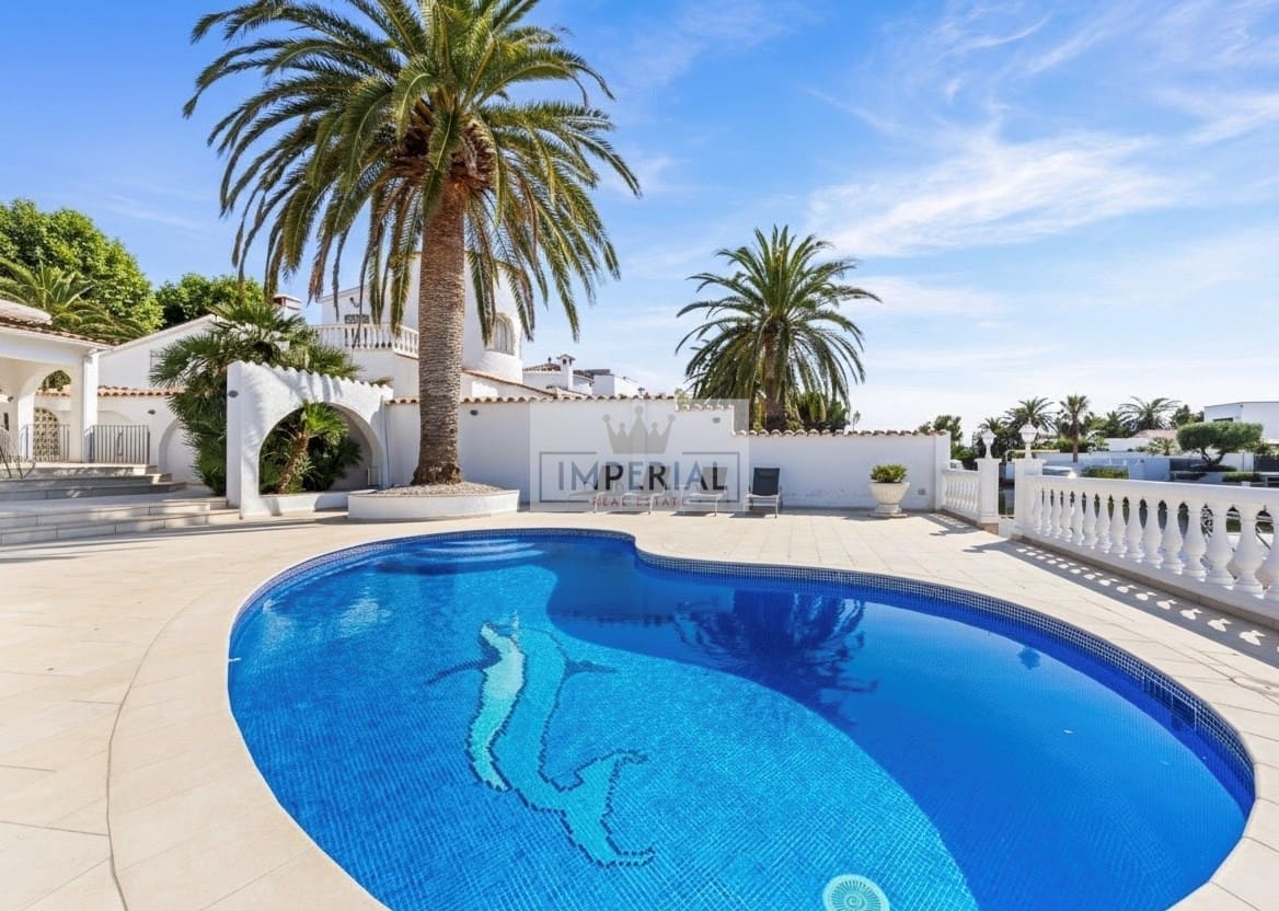 3 bedroom Townhouse for sale in Empuriabrava with pool garage - € 895,000 (Ref: 9877462)