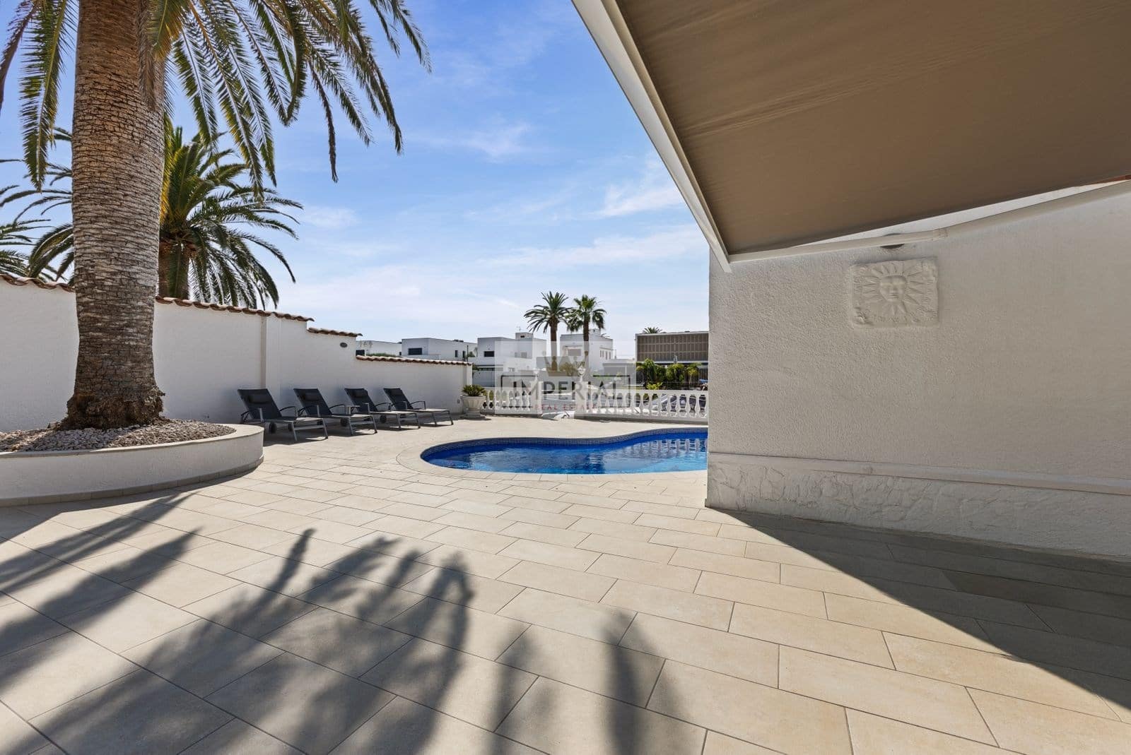 3 bedroom Townhouse for sale in Empuriabrava with pool garage - € 895,000 (Ref: 9877462)