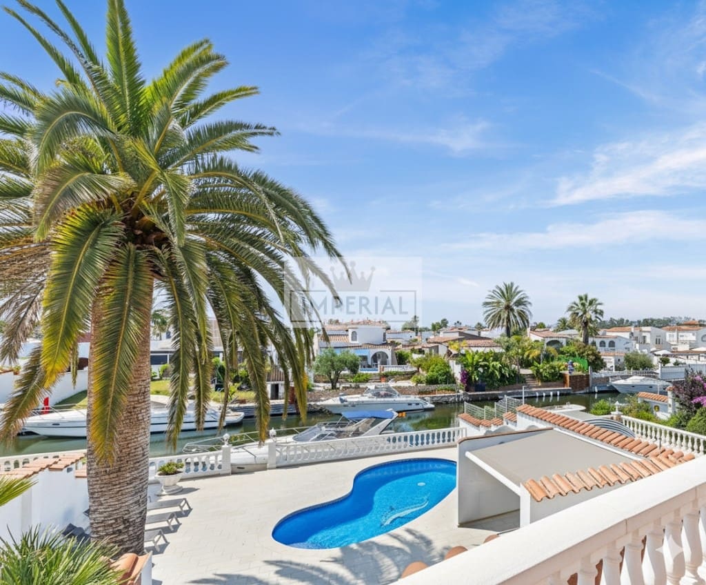 3 bedroom Townhouse for sale in Empuriabrava with pool garage - € 895,000 (Ref: 9877462)
