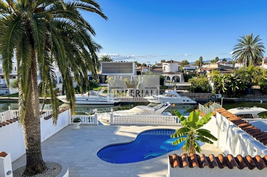 3 bedroom Townhouse for sale in Empuriabrava with pool garage - € 895,000 (Ref: 9877462)