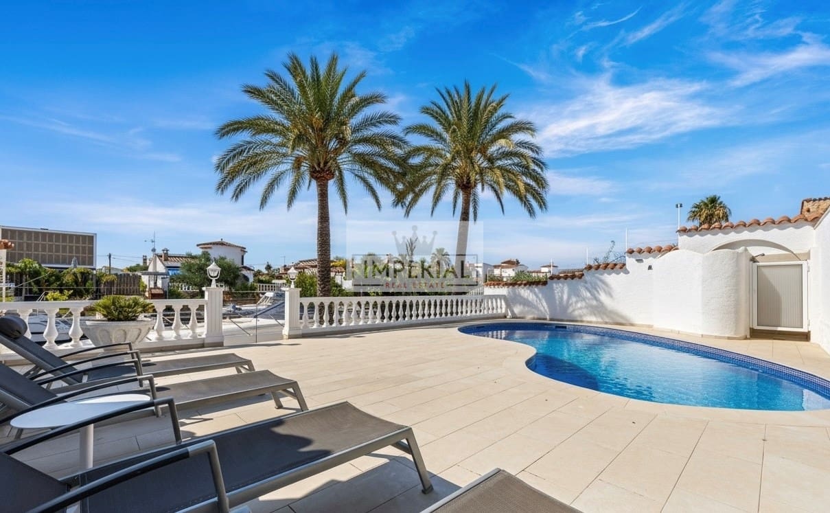 3 bedroom Townhouse for sale in Empuriabrava with pool garage - € 895,000 (Ref: 9877462)