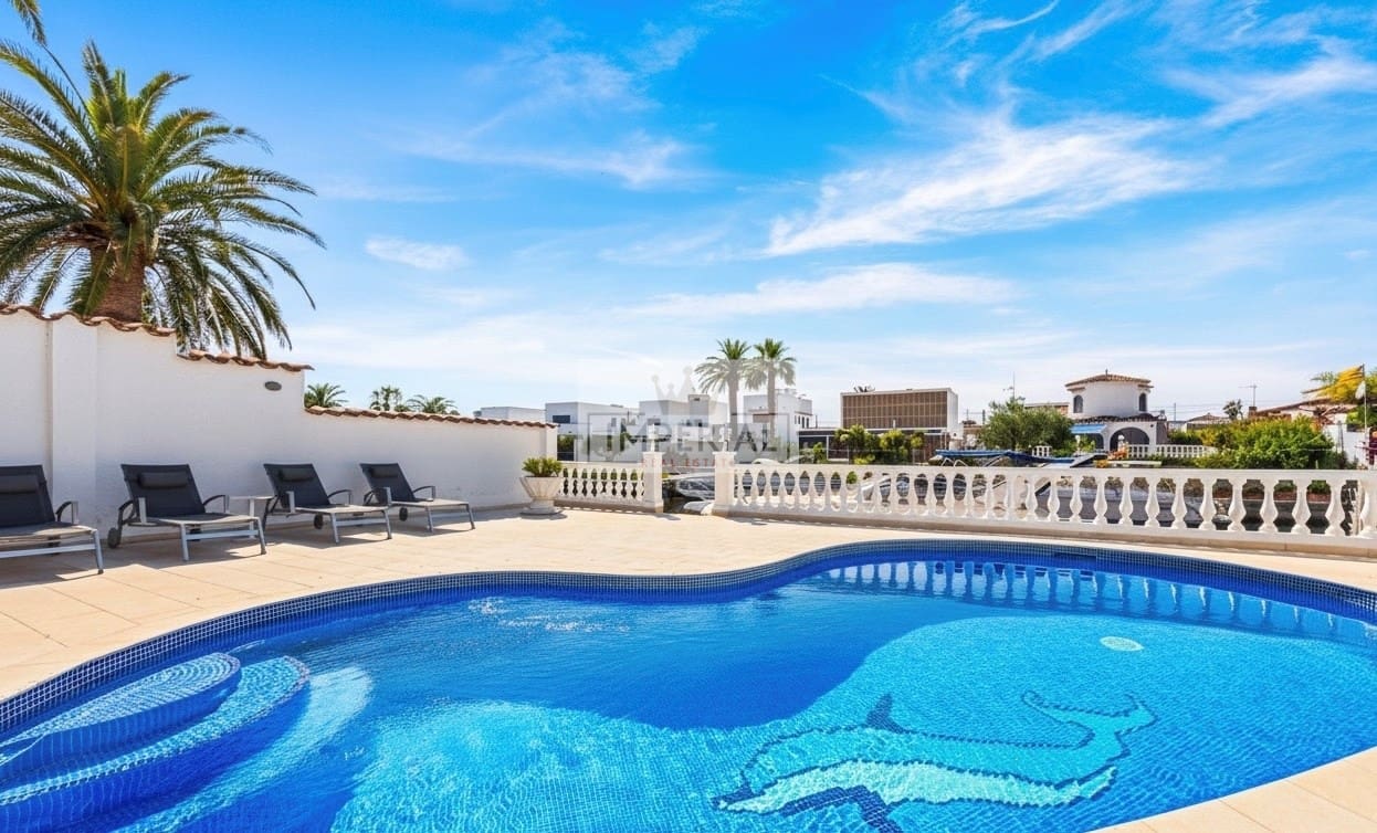 3 bedroom Townhouse for sale in Empuriabrava with pool garage - € 895,000 (Ref: 9877462)
