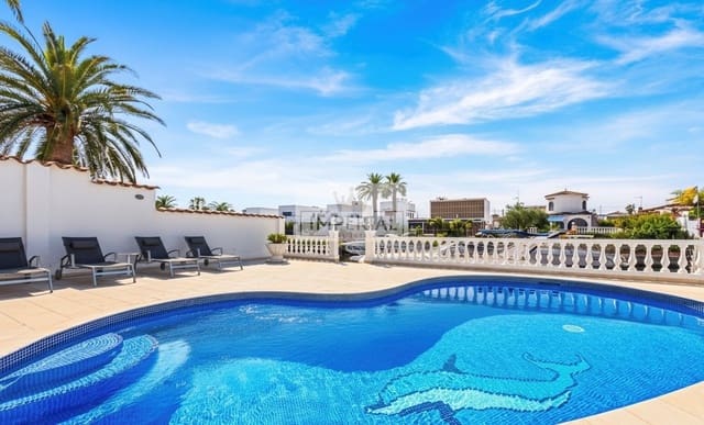 Casa de 3 habitaciones en Empuriabrava, Castelló d'Empúries en venta con piscina garaje - 895.000 € (Ref: 9877462)