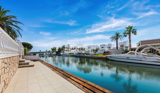 Casa de 3 habitaciones en Empuriabrava, Castelló d'Empúries en venta con piscina garaje - 895.000 € (Ref: 9877462)