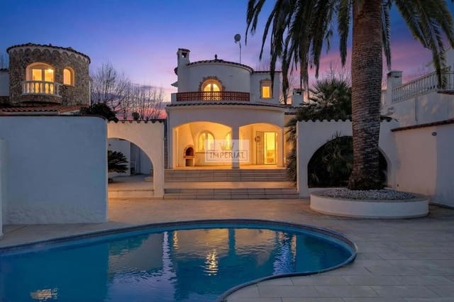 Casa de 3 habitaciones en Empuriabrava, Castelló d'Empúries en venta con piscina garaje - 895.000 € (Ref: 9877462)