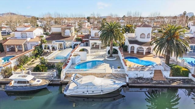 Casa de 3 habitaciones en Empuriabrava, Castelló d'Empúries en venta con piscina garaje - 895.000 € (Ref: 9877462)