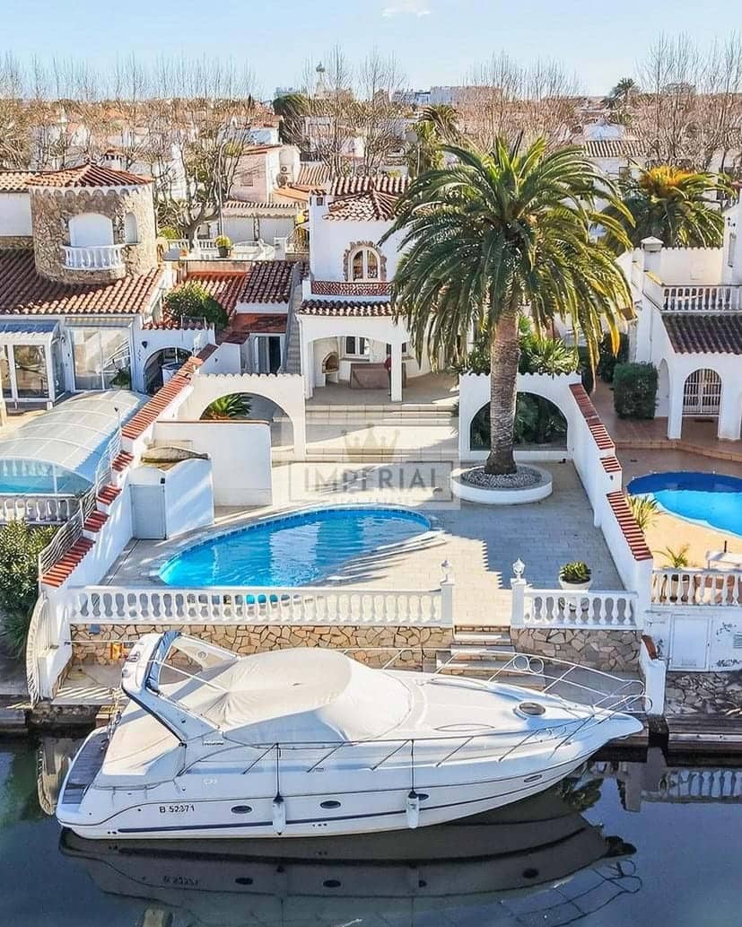 3 bedroom Townhouse for sale in Empuriabrava with pool garage - € 895,000 (Ref: 9877462)